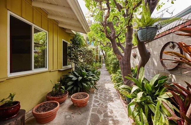 Photo - 5017 Cahuenga Blvd