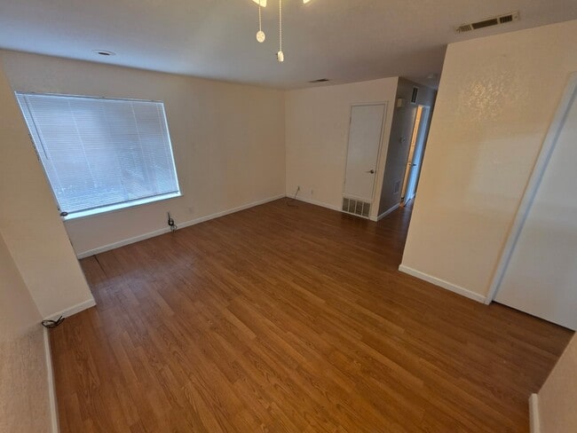 Photo - 1973 Bonifacio St