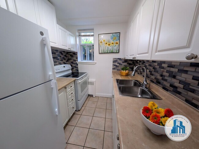 Photo - Helens Court Apartments