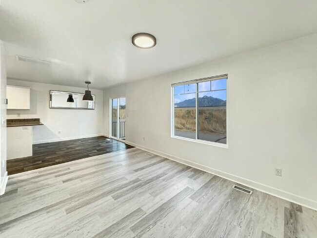 SHORT-TERM LEASE Townhouse in Draper - 3 BD 2.5 BA 2 GA - 2250 Square Feet