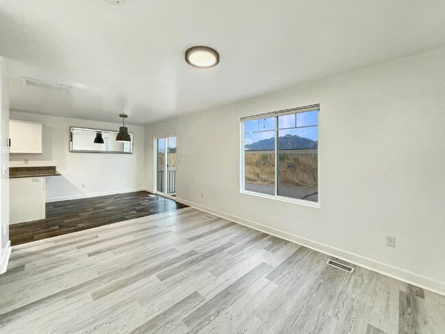 Photo - SHORT-TERM LEASE Townhouse in Draper - 3 BD 2.5 BA 2 GA - 2250 Square Feet