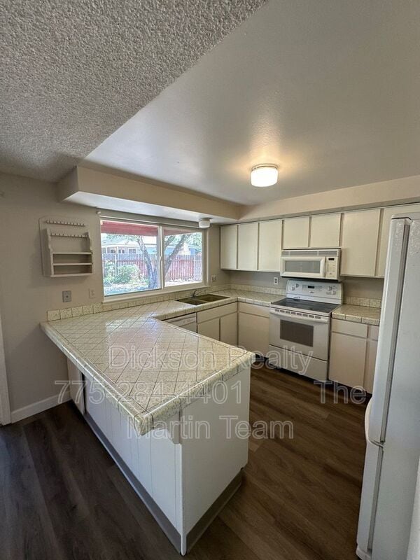 Photo - 462 Steffanie Way