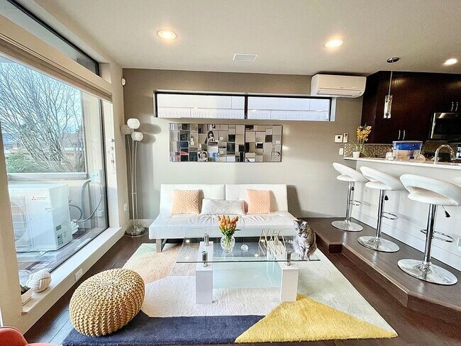 Photo - 107B 13th Ave E