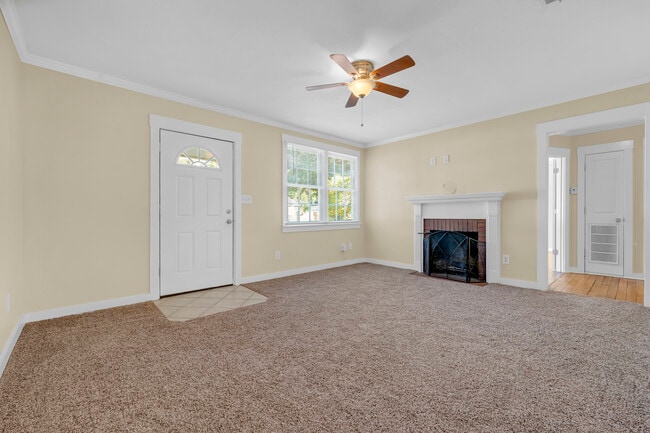 Photo - 207 Border Dr E