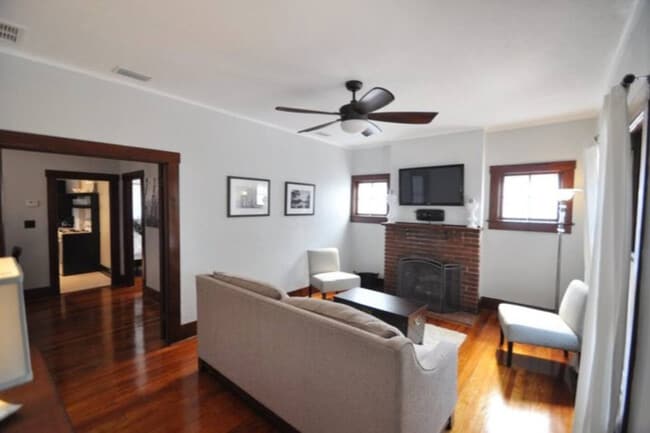 Building Photo - 408 NE 3rd Ave Unit ID1359130P