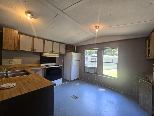 Photo - 1380 Mapleash Ave
