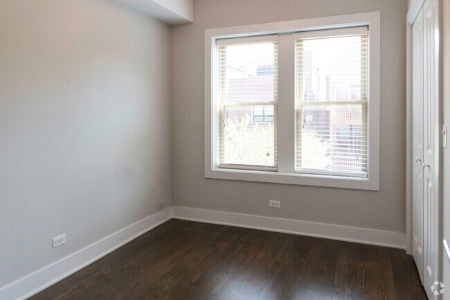 Building Photo - 3921 N Janssen Ave Unit 1E Rental