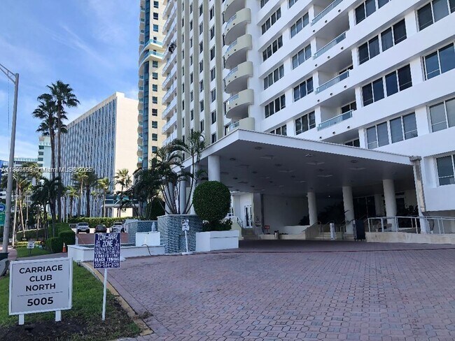 Building Photo - 5005 Collins Ave Unit 322