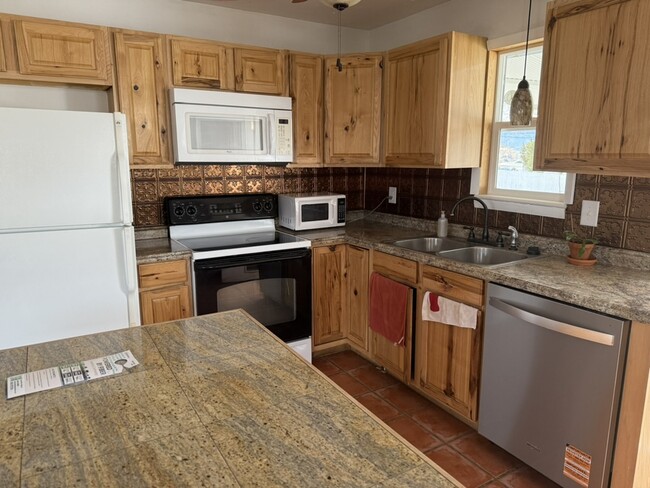 Photo - 613 E Fourth St