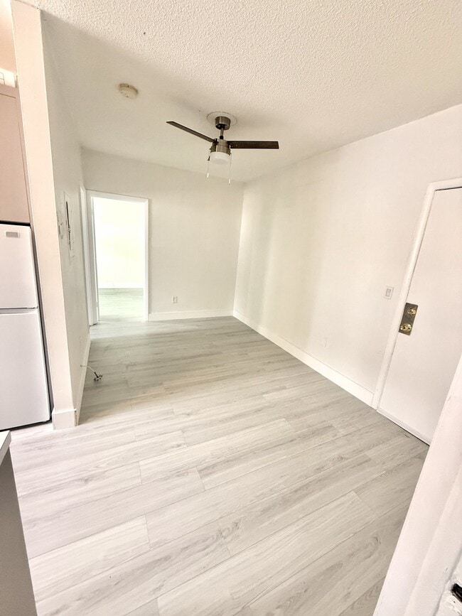 Building Photo - 1043 NW 2nd St Unit 16