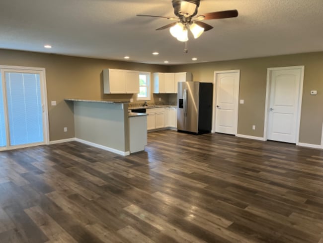 Photo - 118 W Cedar Ln