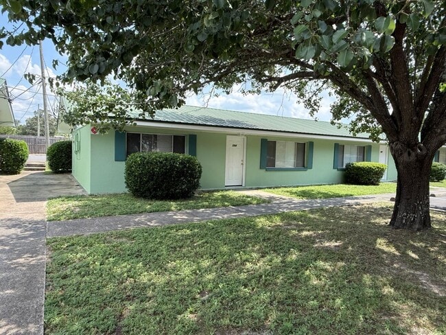 Building Photo - Applicants can take advantage of our new Security Deposit & Rent Programs.  Call our office for m...