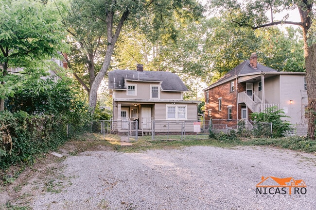 Photo - 2097 Summit St