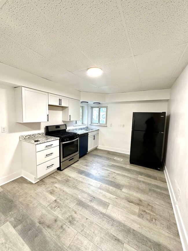 Building Photo - Updated 1 Bedroom, 1 Bath Unit 1