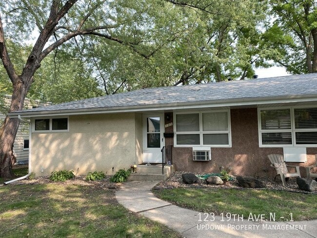 Building Photo - 123 19th Ave N Unit 1 Rental