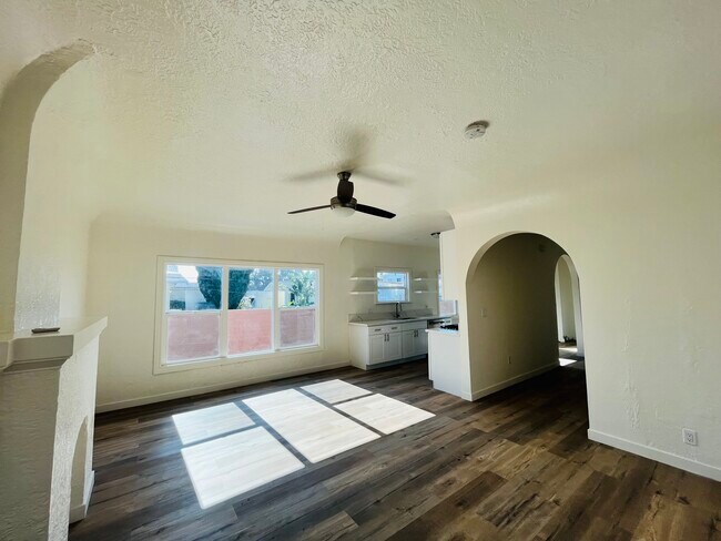 Sun drenched 2 BR/1 BA - 4169 Denker Ave House
