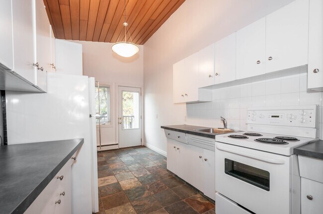 Building Photo - Leslie