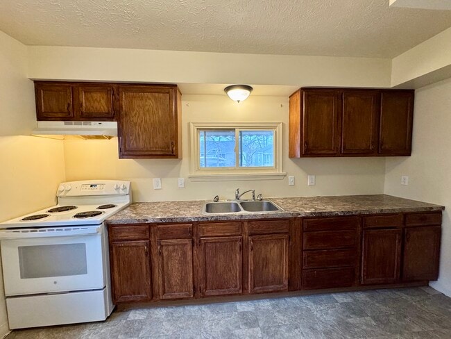 Photo - 1062 Merton Ave