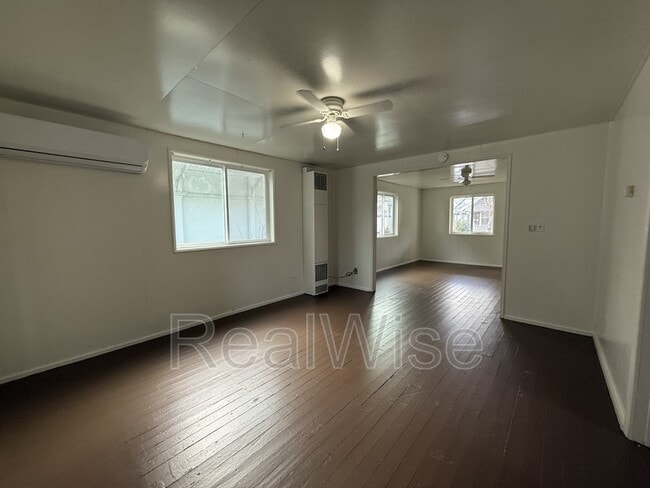 Photo - 328 SE Lane Ave