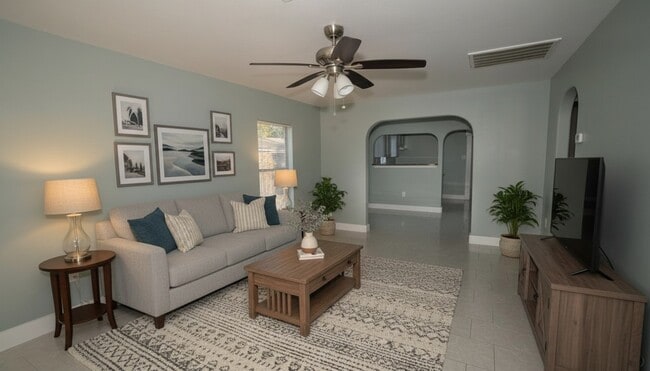 Photo - 4826 Bristol St