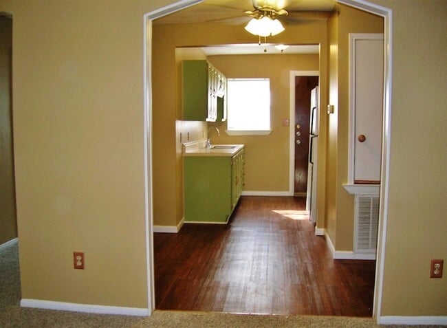 Photo - 800 Vanderveer