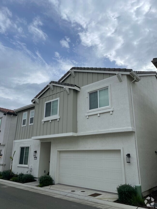 Building Photo - BEAUTIFUL SOLAR  2 STORY HOME IN NATOMS! 4...
