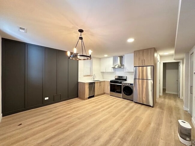 Photo - 2439 W Walton St