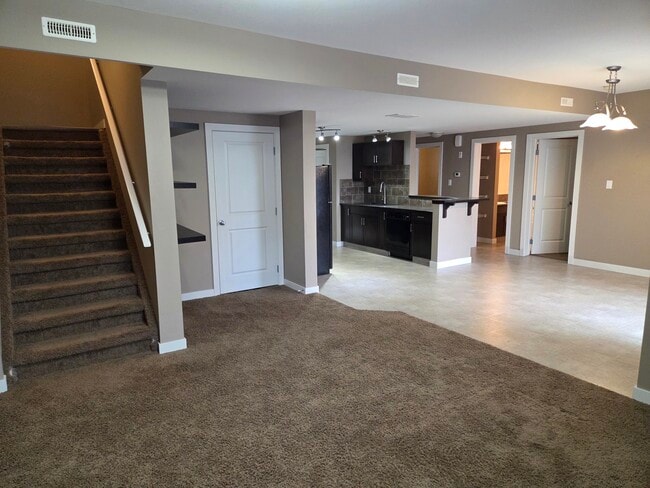 Building Photo - 189 Silkstone Rd W Unit 2