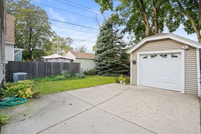 Photo - 1316 E Lake Bluff Blvd