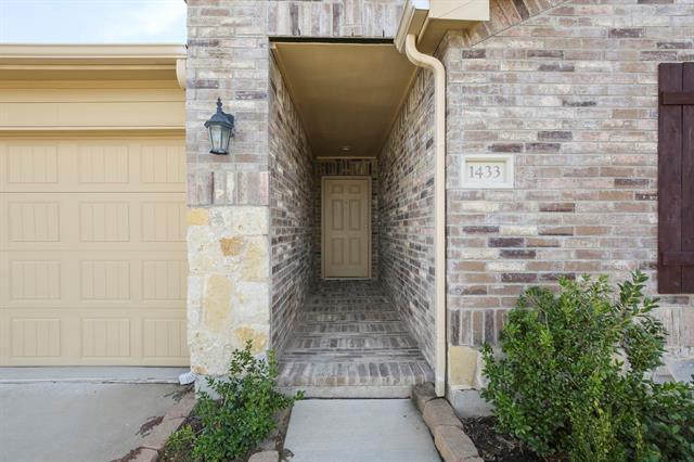 Photo - 1433 Willoughby Way