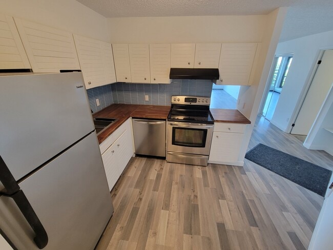 Photo - 10149 Saskatchewan Dr NW