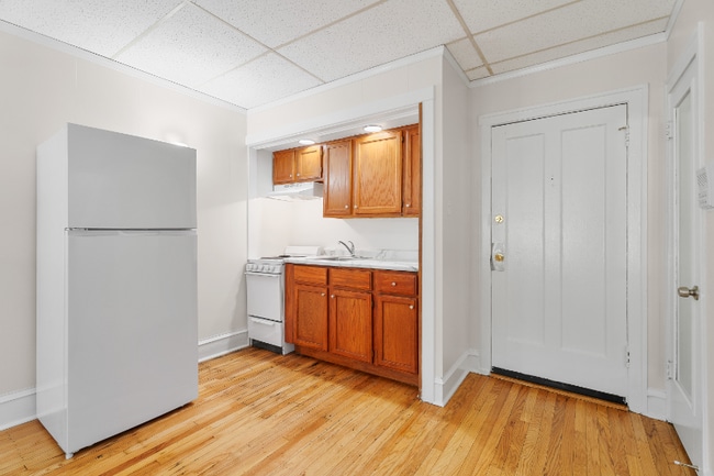 Building Photo - 1440 W Howard St Unit Apt. 8