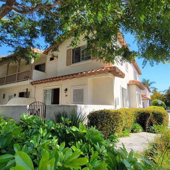 Building Photo - Private end unit townhome!! AVAILABLE JANUARY 25, 2025