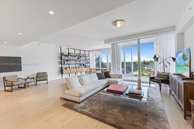 9001 Collins Ave S-502