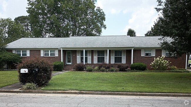 Building Photo - ~Beautiful, Well-Manicured Neighborhood~  ... Rental