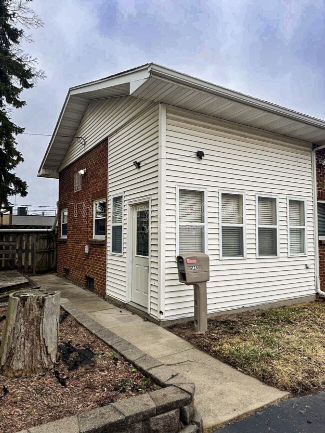 Building Photo - 141 E Walnut St Unit B