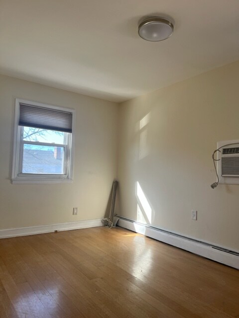 Photo - 76-11 162nd St