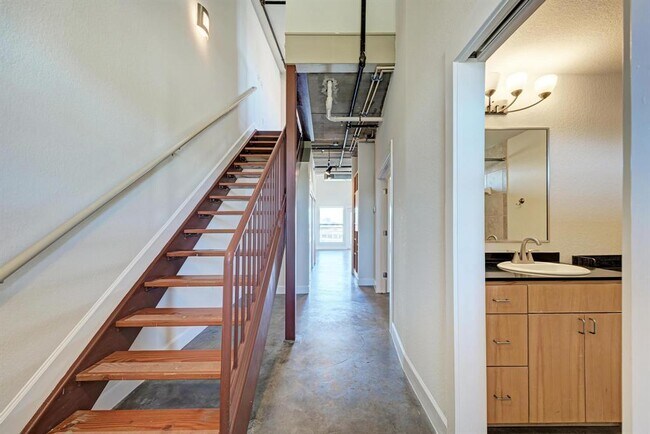 Photo - 807 E 14th St Unit 306