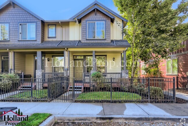 Building Photo - Stunning End-Unit Townhouse with Over 1,40...
