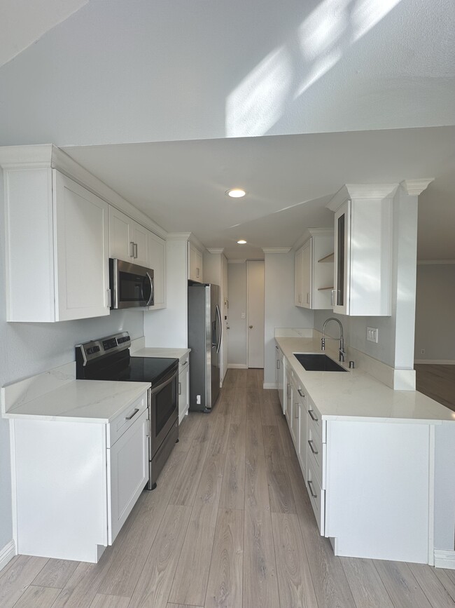 Photo - 6050 Canterbury Dr Unidad F305