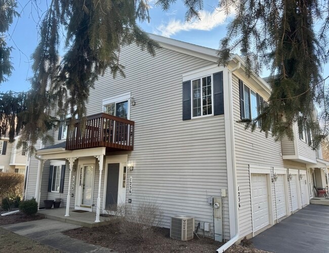 Building Photo - 1236 Sandhurst Ln Unit 1236