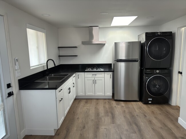 Building Photo - 1206 William St Unit 2