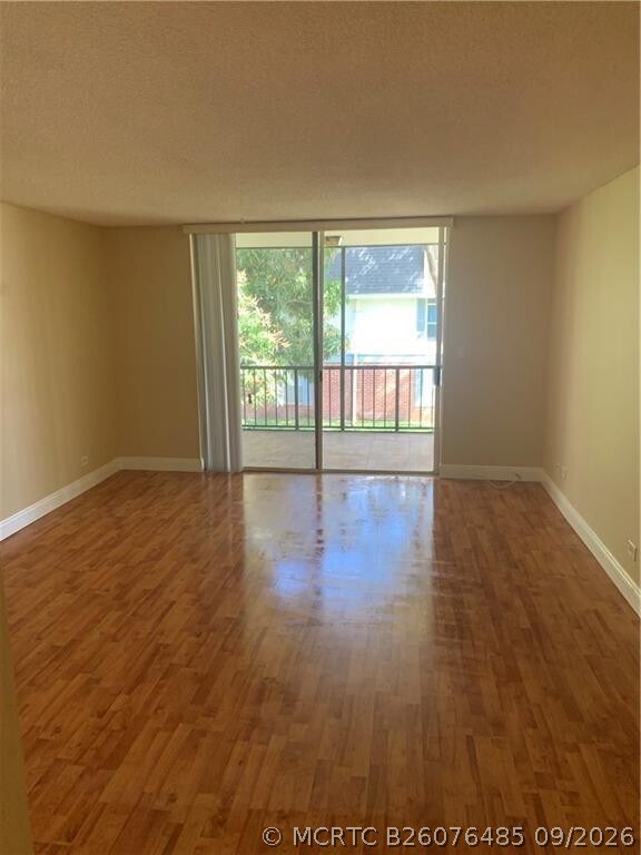 Building Photo - 3650 Inverrary Dr Unit 2G