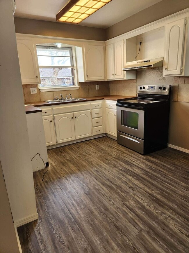 Photo - Charming 5 Bedroom!!