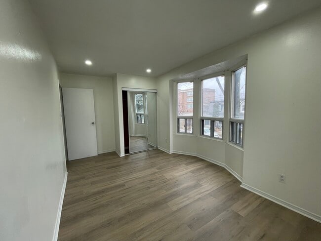 Photo - 700 Brock Av