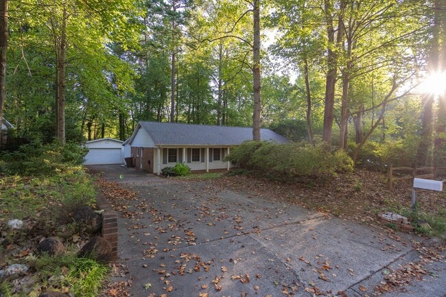 Building Photo - Quiet Cottage in Greensboro NC