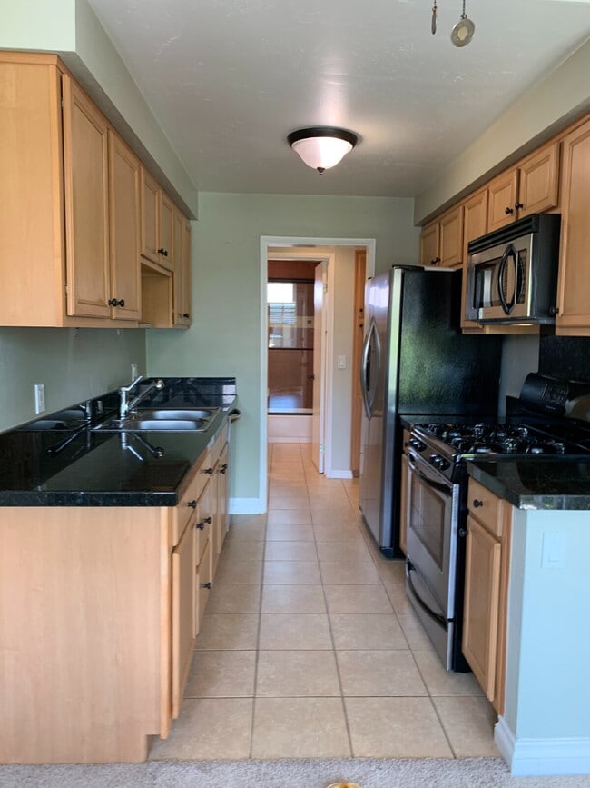Building Photo - $2,450 - 1 Bed / 1 Bath Charming Condo in Hillcrest Unit 18