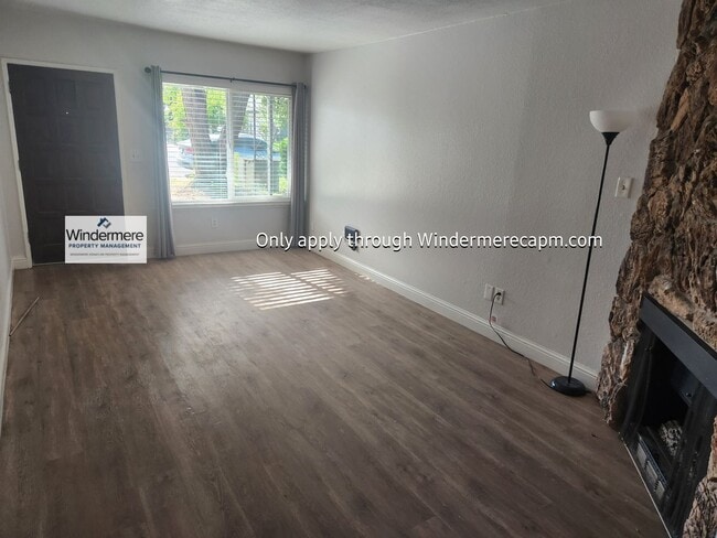 Photo - Cozy Halfplex in Carmichael- Available Now. Unit 3329ja