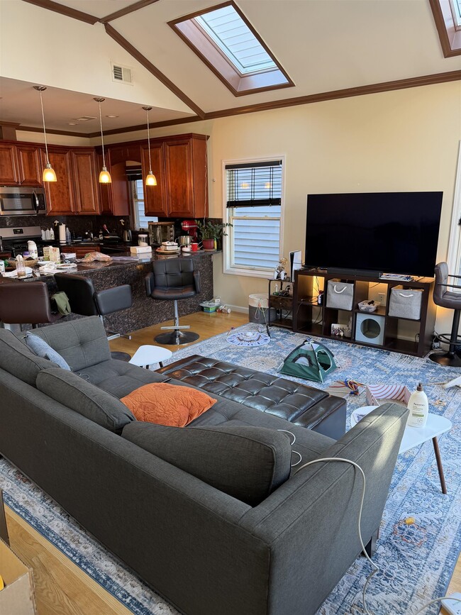 Building Photo - 17 Gardner Ave Unit 2