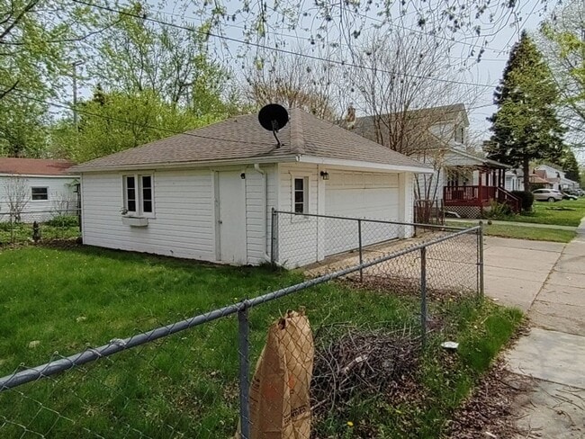 Photo - 3 bedroom, 2 bath, brick bungalow in Eastp...